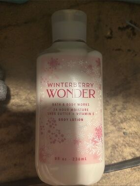 Bath & Body Works Winterberry Wonder Lotion - Pink & White